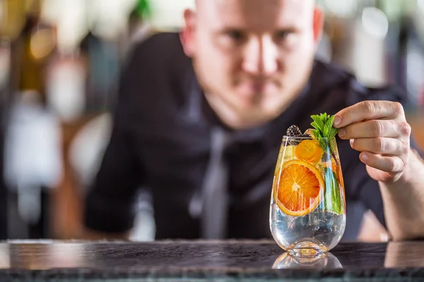 Профессиональный бармен, украшающий джин-тоник и деко — стоковое фото
