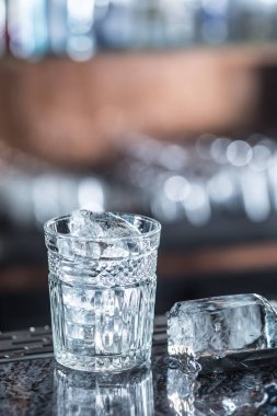 Buz küplerinde cam barcounter gece kulübü ya da Restoran