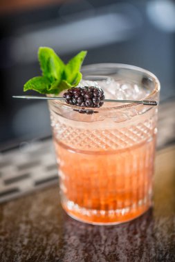 Kokteyl içki bramble siyah çilek ve barcounter gece kulübü ya da Restoran, nane ile