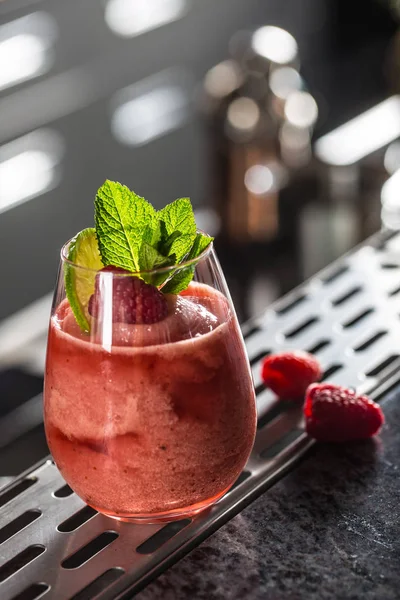 나이트 클럽 이나 레스토랑에서 barcounter에서 칵테일 음료 냉동된 딸기 넣지 — 스톡 사진