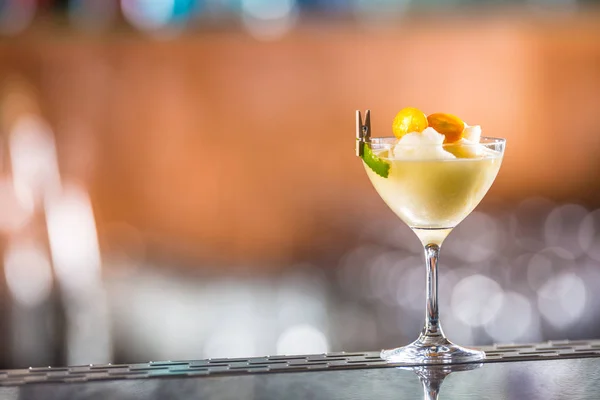 Коктейльный напиток замороженная маргарита в баре в ночном клубе или ресторане — стоковое фото