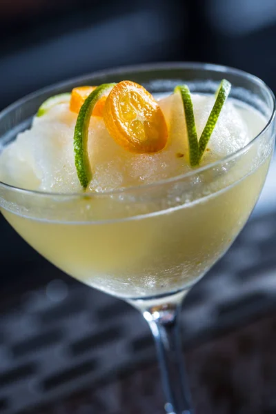 Коктейльний напій заморожений маргарита в барі в нічному клубі або ресторані — стокове фото