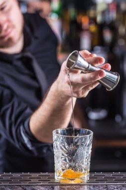 Profesyonel barmen alkollü kokteyl içki eski moda yapmak