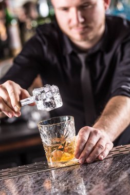 Profesyonel barmen alkollü kokteyl içki eski moda yapmak