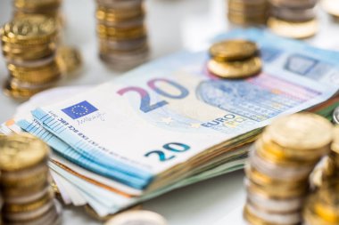 Euro banknot ve madeni paralar togetger beyaz tablo - yakın çekim
