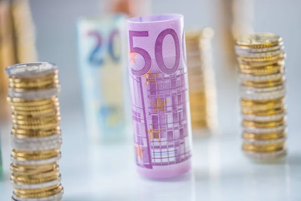 Πύργοι τραπεζογραμμάτια και κέρματα ευρώ έλασης στοιβάζονται σε άλλες θέσεις — Φωτογραφία Αρχείου