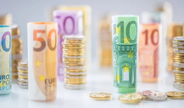 Valsade eurons sedlar och mynt torn staplade i andra positioner — Stockfoto