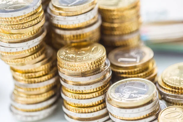Torres con monedas en euros apiladas juntas - primer plano —  Fotos de Stock