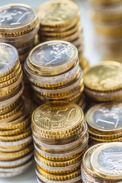 Torn med euromynt staplas tillsammans - närbild — Stockfoto