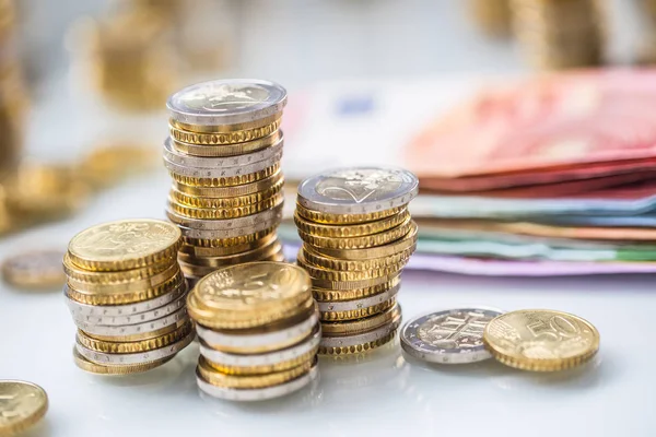 Eurons sedlar och mynt togetger på vitt bord - närbild — Stockfoto