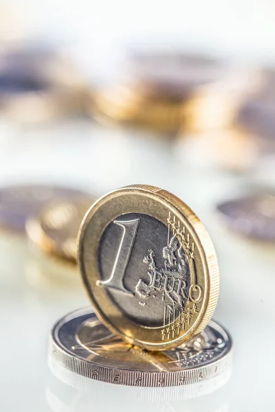 Euromynt balanserar på en annan mynt och flera lösa mynt — Stockfoto