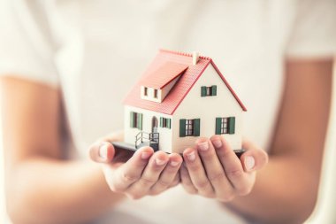 Manken evi tutan genç bir kadının elleri