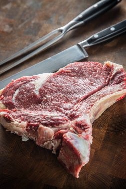 Kaburga eti kemik çatal ve bıçak kasap gemide ile