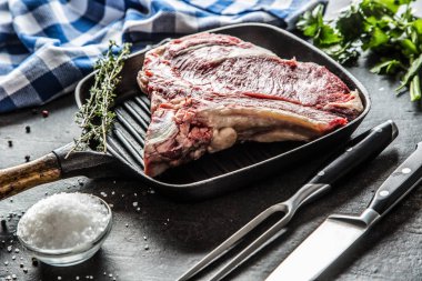 Kaburga eti ızgara tavası otlar tuz biber çatal ve bıçak