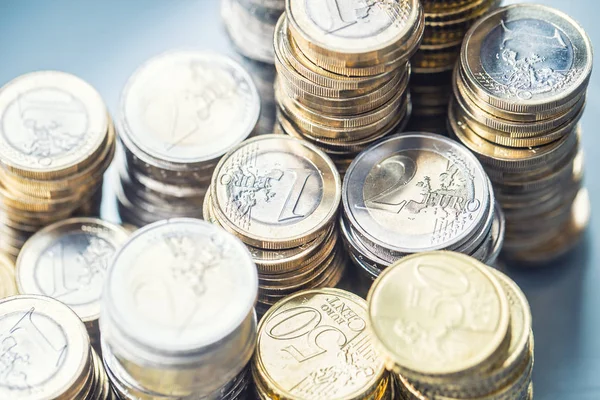 Närbild en hög med nya euromynt i andra kompositioner — Stockfoto