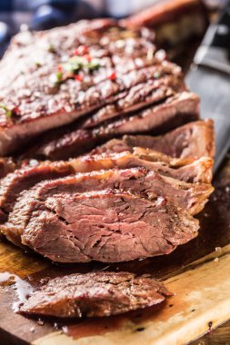 Tuz karabiber biberiye ve maydanoz otlar ile kayrak plaka üzerinde taze ızgara tomahawk biftek. Adet sulu biftek biftek dilimlenmiş