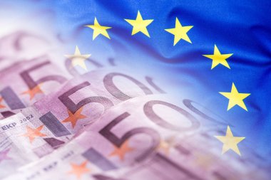 Avrupa Birliği bayrağı sallayarak bir euro para arka plan üzerinde renkli