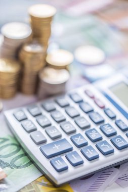 Yakın çekim euro sikke ve banknot hesap makinesi ile