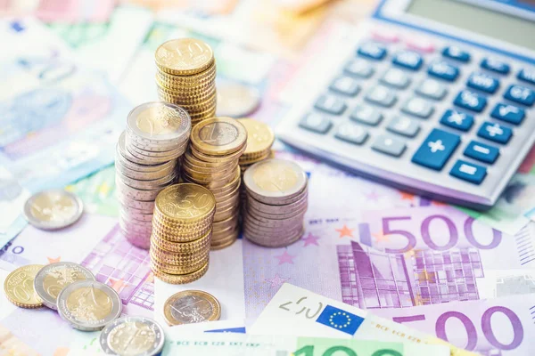 Euro-Münzen und -Banknoten aus nächster Nähe mit Taschenrechner — Stockfoto