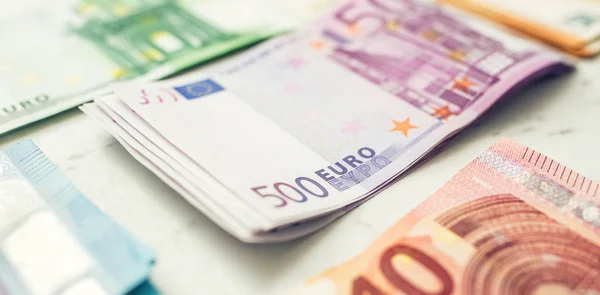 Várias centenas de notas de euro empilhadas por valor — Fotografia de Stock