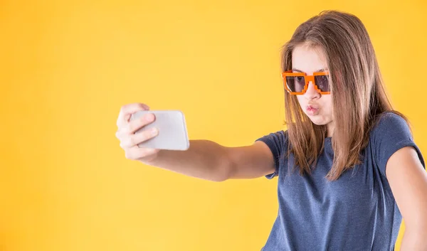 Ritratto di ragazza adolescente pazza con occhiali retrò fare selfie ove — Foto Stock