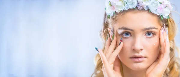 Retrato de hermosa chica de la moda maquillaje creativo uñas de arte y — Foto de Stock