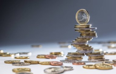 Euro coins birbirlerine farklı pozisyonlarda yığılmış. Yakın çekim Avrupa para ve para birimi