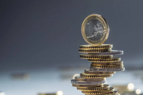 Euro coins birbirlerine farklı pozisyonlarda yığılmış. Yakın çekim Avrupa para ve para birimi — Stok fotoğraf