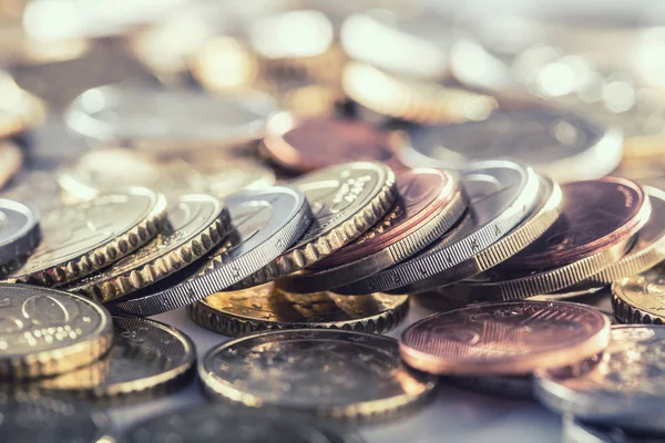 Uma pilha de moedas de euro deitadas livremente sobre a mesa. Close-up moeda e dinheiro europeu — Fotografia de Stock
