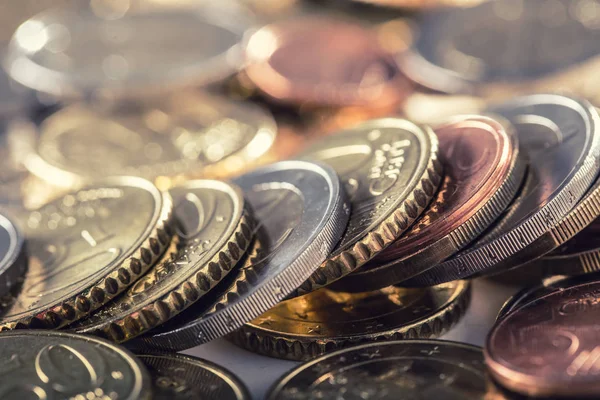 Un mucchio di monete in euro liberamente sdraiato sul tavolo. Primo piano Moneta e moneta europea — Foto Stock
