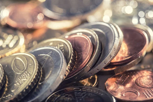 En hög med euromynt fritt liggande på bordet. Närbild europeiska pengar och valuta — Stockfoto
