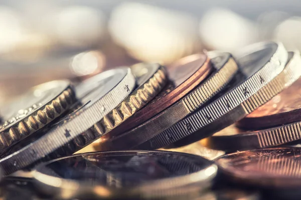 Uma pilha de moedas de euro deitadas livremente sobre a mesa. Close-up moeda e dinheiro europeu — Fotografia de Stock