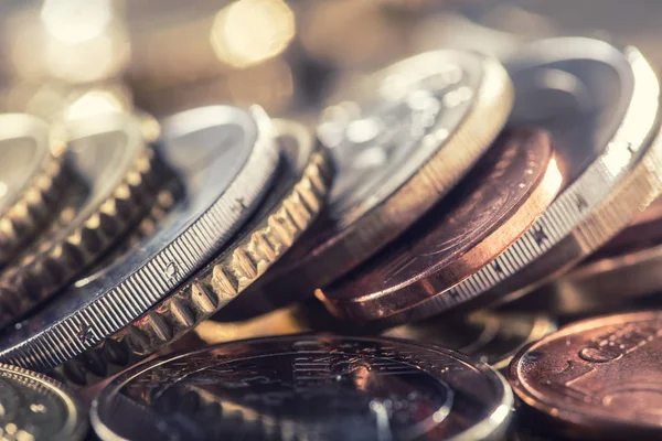 En hög med euromynt fritt liggande på bordet. Närbild europeiska pengar och valuta — Stockfoto