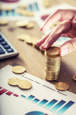 Kadının elini euro paralar bir büyüme etkisi ile. Natürmort ile