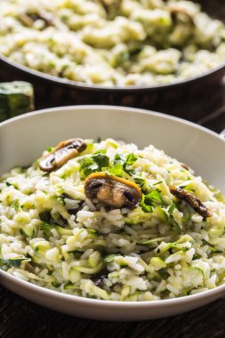 Beyaz plaka İtalyan risotto kabak mantar ve parmesan