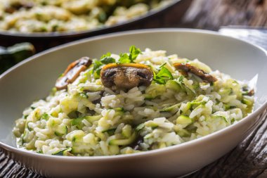 Beyaz plaka İtalyan risotto kabak mantar ve parmesan