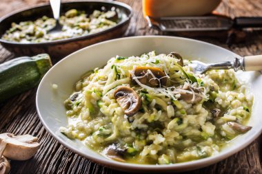 Beyaz plaka İtalyan risotto kabak mantar ve parmesan