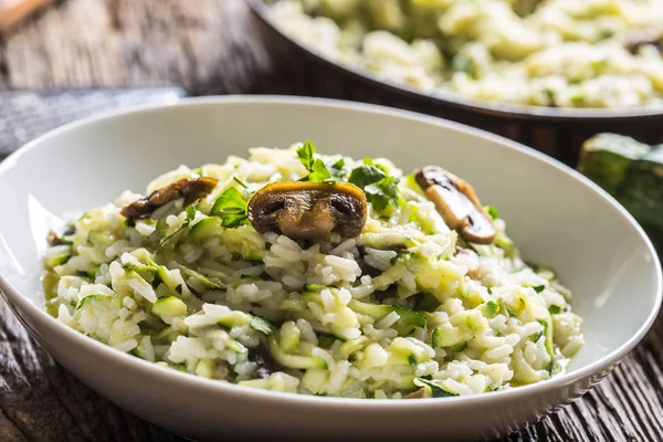 Italienische Risotto-Zucchini-Pilze und Parmesan in weißem Teller — Stockfoto