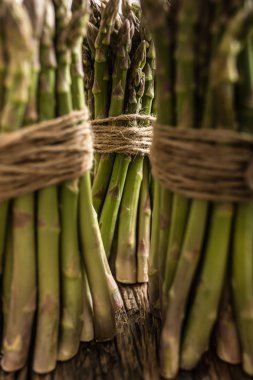 Eski meşe masasında taze yeşil kuşkonus