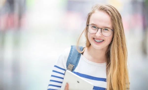 Porträtt av en leende vacker tonårs flicka med tandställning. — Stockfoto