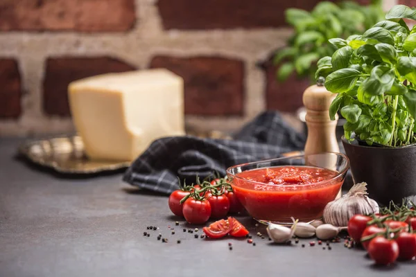 番茄酱西红柿罗勒意大利面橄榄油和帕姆斯 — 图库照片