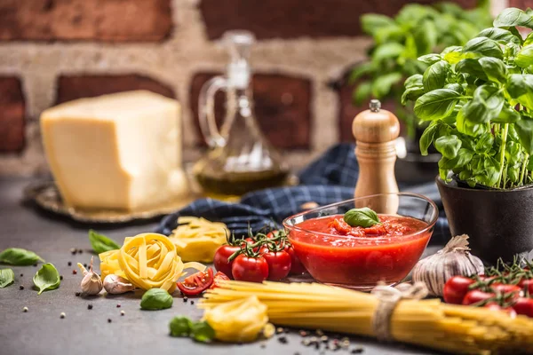 Tomatensauce Tomaten Basilikum Pasta Spaghetti Olivenöl und Parmesan — Stockfoto