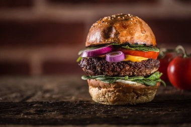 Ispanak yaprakları salata soğan domates ve peynir ile lezzetli sığır burger