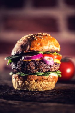 Ispanak yaprakları salata soğan domates ve peynir ile lezzetli sığır burger