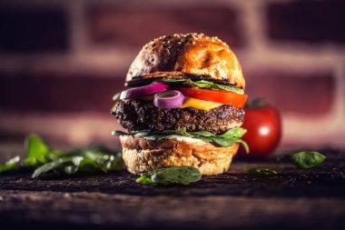 Ispanak yaprakları salata soğan domates ve peynir ile lezzetli sığır burger