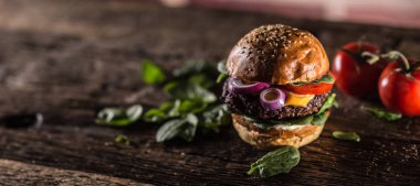 Ispanak yaprakları salata soğan domates ve peynir ile lezzetli sığır burger