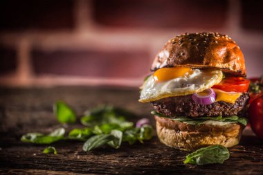 Ispanak yaprakları salata soğan domates ve peynir ile lezzetli sığır burger