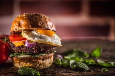 Ispanak yaprakları salata soğan domates ve peynir ile lezzetli sığır burger