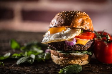 Ispanak yaprakları salata soğan domates ve peynir ile lezzetli sığır burger