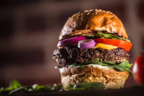 Leckere Rindfleisch-Burger mit Spinatblättern Salat Zwiebeltomaten und Käse — Stockfoto